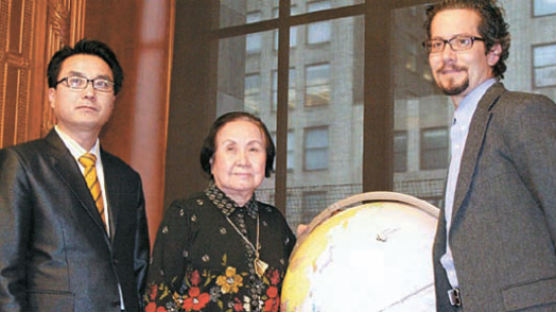 [사진] 김태진씨, 뉴욕공립도서관에 ‘동해’ 표기 지구본 기증