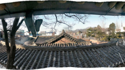 물결 같은 기와 너머 … 보인다 서울의 하늘