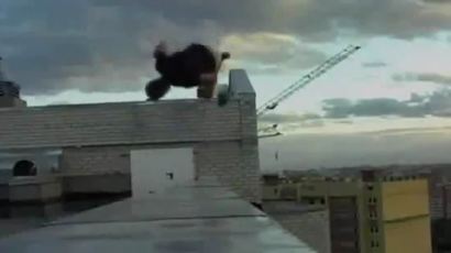 [동영상] 인간의 한계를 뛰어넘는 곡예, 빌딩 옥상 난간에서 텀블링 '아찔'