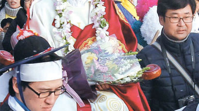 [사진] 가마 탄 신부 … 37명 사제 서품식