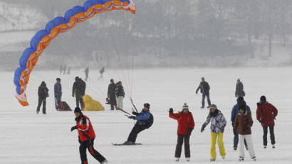 [사진] '추워도 움직이자~' 꽁꽁 언 호수 위에서 운동하는 사람들
