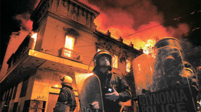 [사진] 그리스 긴축안 통과 … 세계는 박수 보냈고 국민은 돌을 던졌다
