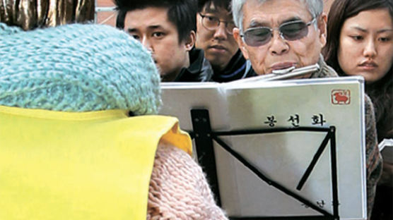 [사진] 위안부 소녀상에 사죄의 연주 바친 일본인 목사