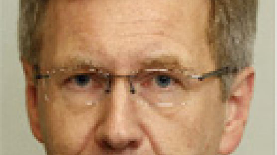 ‘특혜 스캔들’ 불프 독일 대통령 사퇴