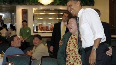 중국계 여성, 오바마의 엉덩이 움켜 쥐고…