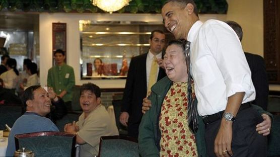 중국계 여성, 오바마의 엉덩이 움켜 쥐고…