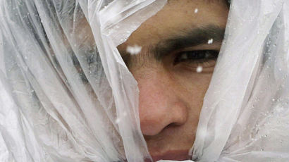 [사진] 추위에 떠는 아프간 난민들
