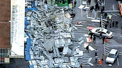 [사진] 삼성동 현대백화점 공사장 붕괴 … 차량 10여 대 깔려