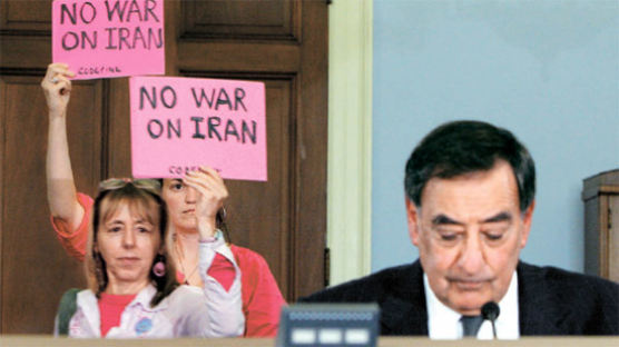 [사진] 패네타 등 뒤에서 ‘이란과 전쟁 반대’