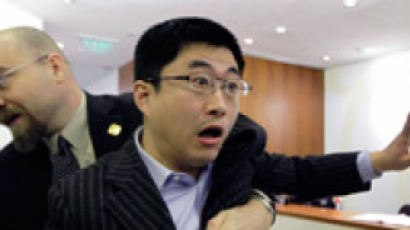 “졸릭은 사기꾼” 이 시위로 중국 영웅 된 무명 경제학자