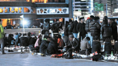 텐트서 노숙, 밤엔 술판…서울광장 무슨 일 