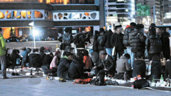 텐트서 노숙, 밤엔 술판…서울광장 무슨 일 