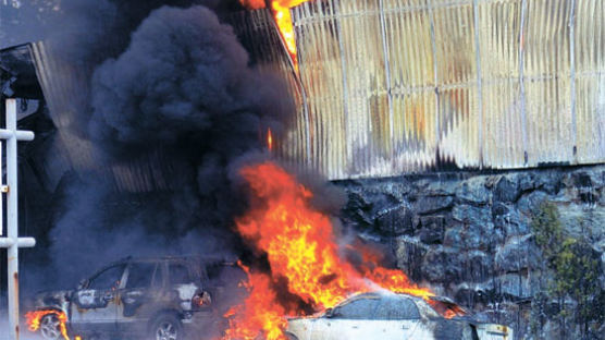 [사진] 진천 화학 공장에 불 … 담 너머 자동차까지 불