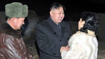 北 군인 아내 "김정은 자꾸 들볶으면, 군복 벗고…"
