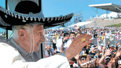 [사진] 멕시코 모자 쓴 교황