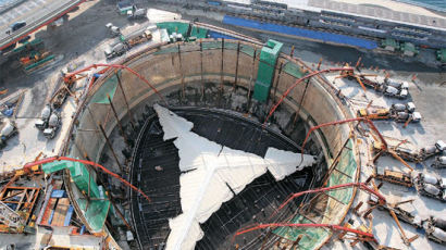 [사진] 107층 콘크리트 기초 공사에 레미콘 차량 2360대 동원