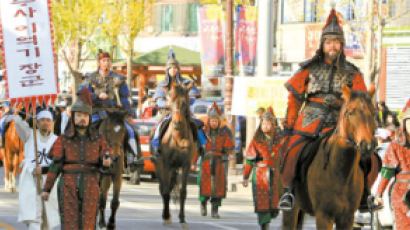 거북선 퍼레이드, 병영 재연 … 탄신일엔 428명 시민 대합창