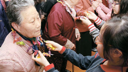 [사진] 할머니 입학을 축하드려요 … 고사리손들의 사탕 목걸이