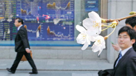 [사진] 벚꽃은 피었지만 … 일본 증시 춘래불사춘