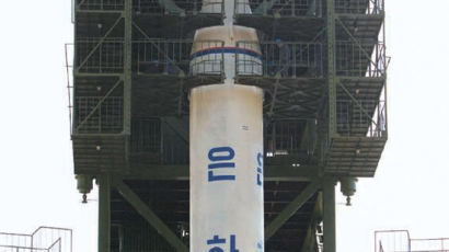 [사진] 조립 완료된 북한 장거리 로켓