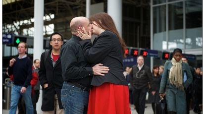 매일 아침 지하철역서 뜨거운 키스하는 남녀 
