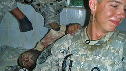 아프간 미군, 테러범 시신 기념샷 … 잘린 신체 일부 들고 웃는 포즈도