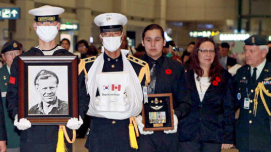 [사진] 형과 함께 묻히고 싶어 … 유해로 돌아온 한국전 참전 캐나다 용사