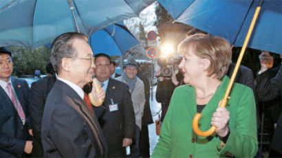 [사진] 원자바오-메르켈 ‘우린 같은 우산 쓴 운명’