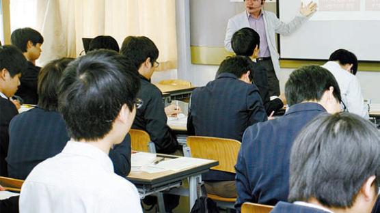 교과서 ‘허생전’ 읽을 때 화면엔 인형극 … 학생들 눈·귀 집중