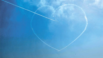 [사진] 비행기가 그린 사랑의 화살