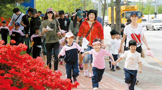 천안 유치원 원아·학부모 1600여 명 2.5㎞ 나눔의 행진