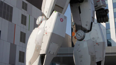 [사진] 높이 18m 홍보용 건담 로봇 모형
