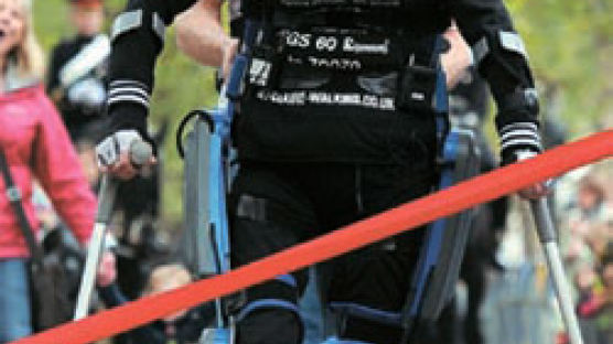 하반신 마비 여성, 16일 만에 런던마라톤 완주