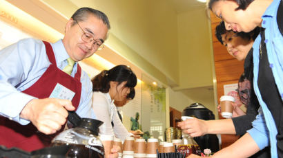 [사진] 커피 내리는 총장님