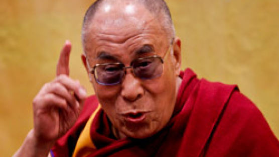달라이 라마 "中, 날 죽이려 女요원 머리에…"