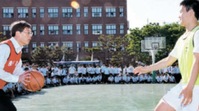 김황식 총리, 모교서 학생들과 농구