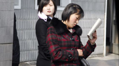 "가슴 파여도 OK" 북한서 불티 '아랫집 옷'은? 
