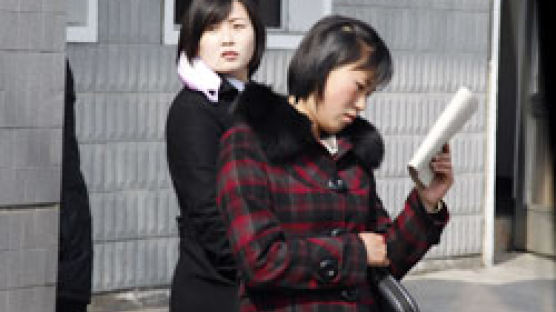 "가슴 파여도 OK" 북한서 불티 '아랫집 옷'은? 