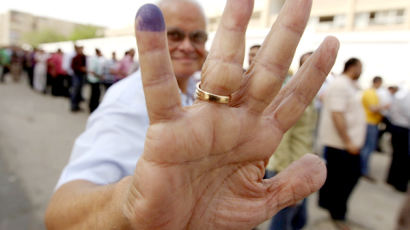 [사진] 48시간 안 지워지는 중복투표 방지 잉크 … 이집트 사상 첫 자유 대선 돌입