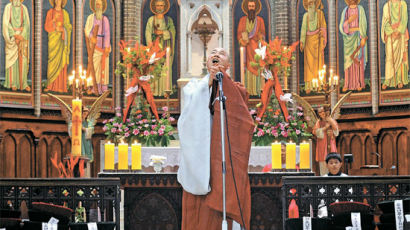 [사진] 명동성당 간 정율 스님 “아베마리아” … 오늘 부처님오신날
