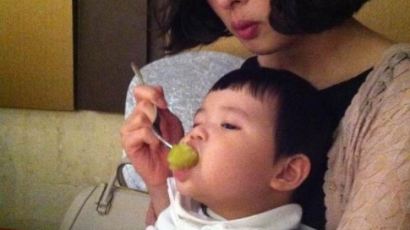 김강우, 아내와 아들 사진 공개…"내 '돈의 맛'은 가족, 항상 달콤해"