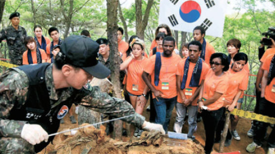 [사진] 6·25 전사자 유해발굴 현장 찾은 참전국 유학생들