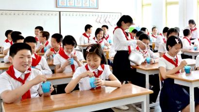 두유마시는 북한 중학생들