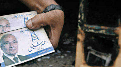 [사진] 길 잃은 이집트의 봄 … 불에 탄 결선 진출 대선 후보 캠프