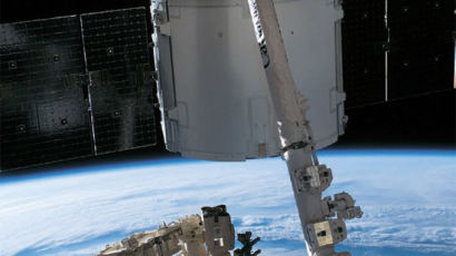 [사진] ISS와 접속한 민간 우주선