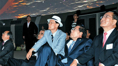 [사진] 김황식 총리 ‘여수 망중한’ 