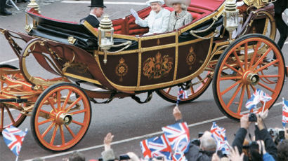 [사진] 즉위 60년 영국여왕 황금마차 행진 