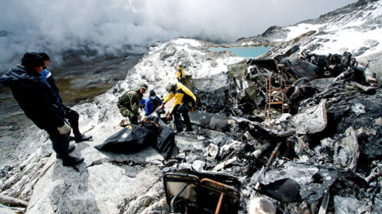 [사진] 안데스의 기적은 없었다 … 페루 헬기 사고 한국인 8명 시신 수습