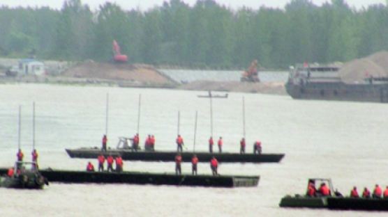 [사진] "유사시 北투입" 중국군 압록강 도하훈련 포착