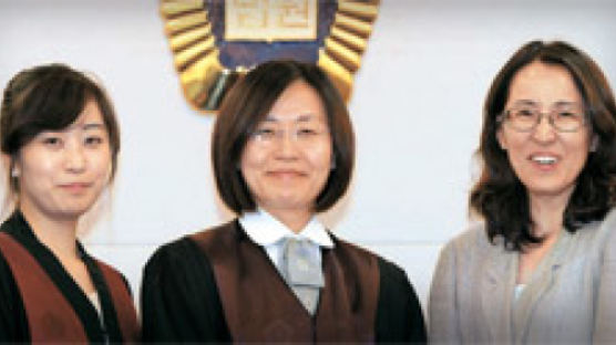 13일 서울남부지법 404 법정 판사·검사·변호사 모두 여성
